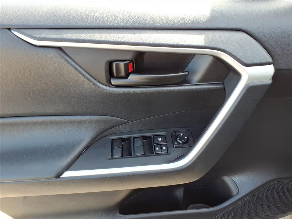 Used 2021 Toyota RAV4 LE FWD image 14
