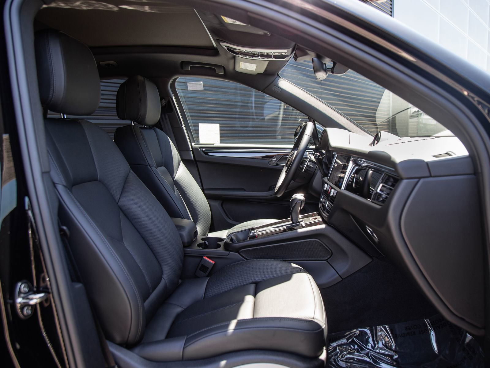 Certified 2025 Porsche Macan AWD/4WD image 24