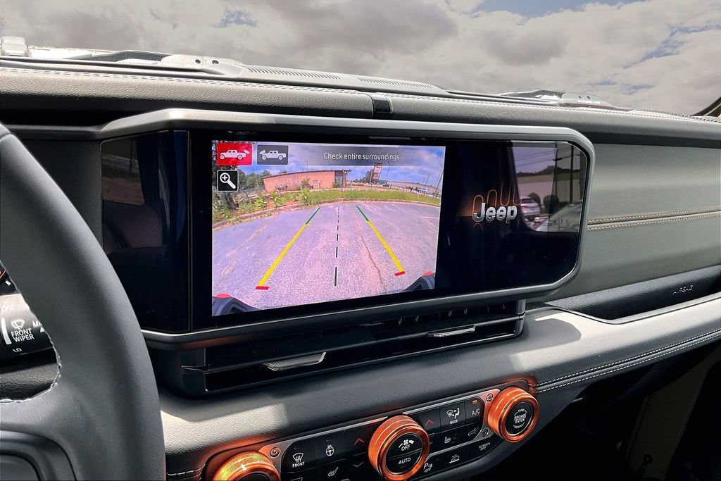 Used 2025 Jeep Gladiator Mojave AWD/4WD image 15
