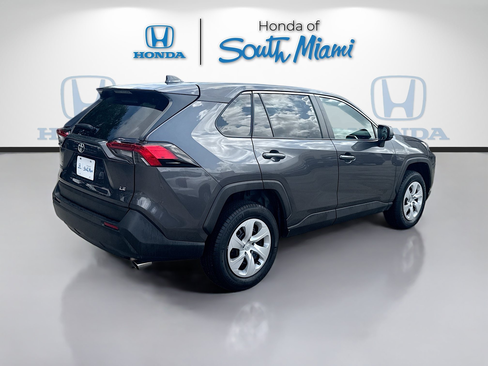 Used 2024 Toyota RAV4 LE FWD image 7