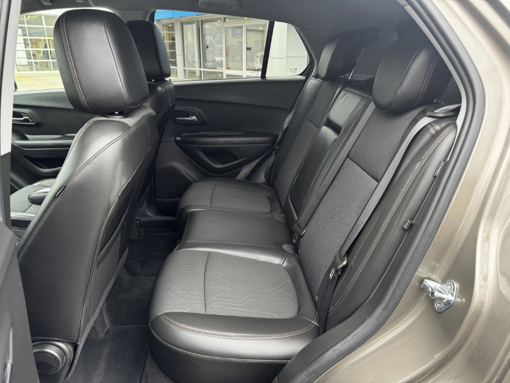 Used 2022 Chevrolet Trax LT w/ LT Convenience Package AWD/4WD image 11