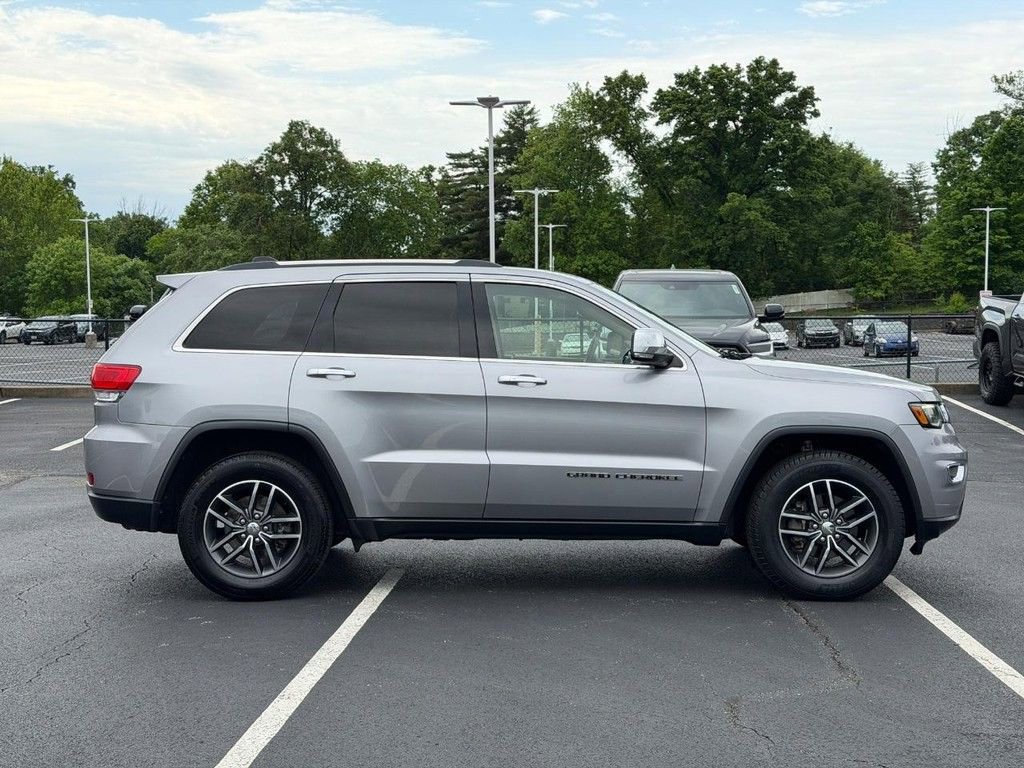 Used 2017 Jeep Grand Cherokee Limited w/ Luxury Group II RWD image 2