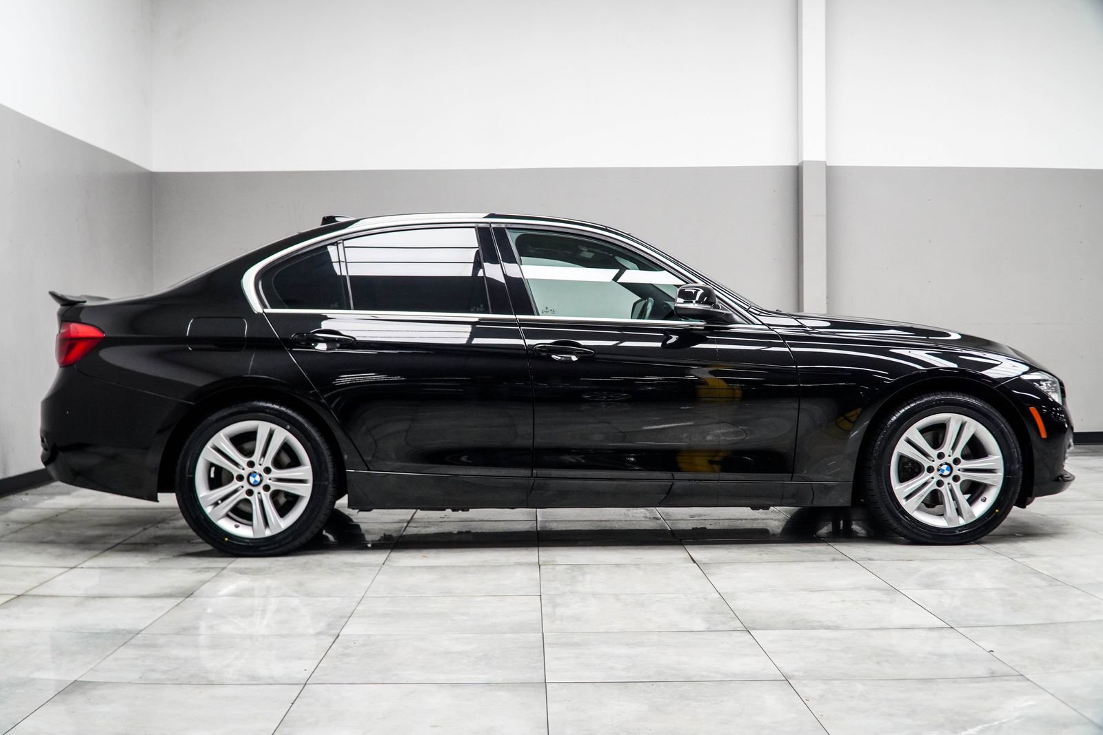 Used 2018 BMW 330i xDrive Sedan w/ Convenience Package AWD/4WD image 3