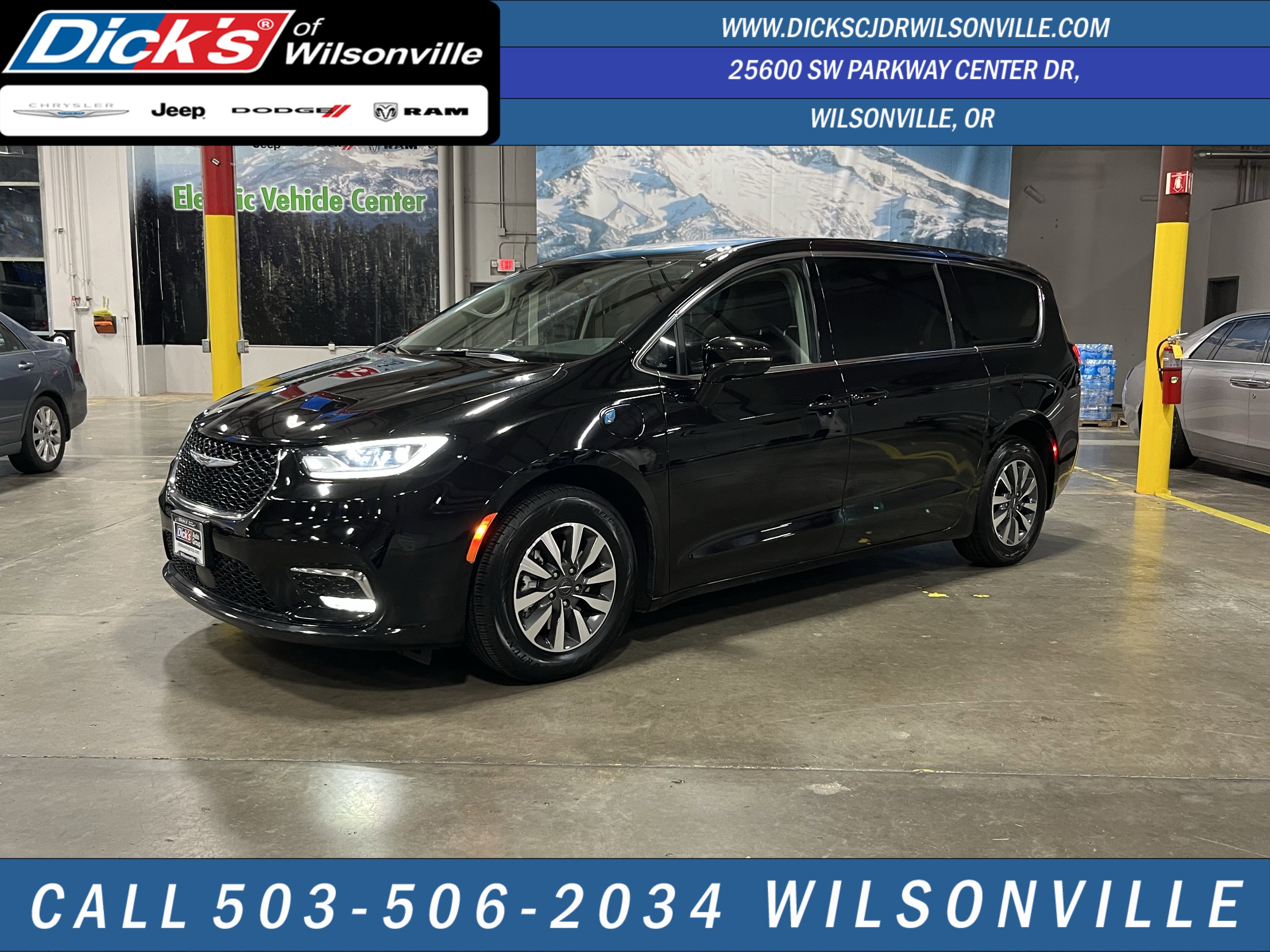 Used 2024 Chrysler Pacifica Select