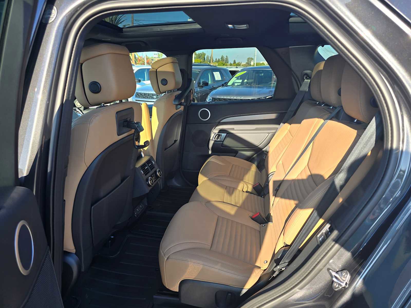 New 2025 Land Rover Discovery Dynamic SE image 16