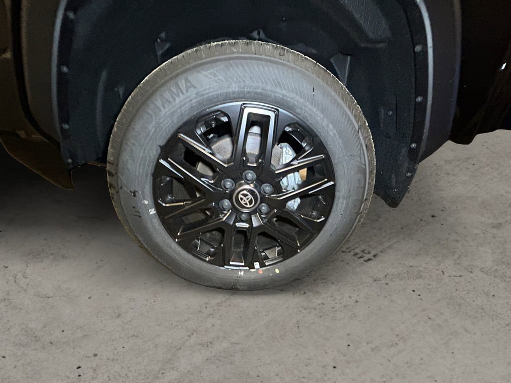 Used 2025 Toyota Tundra Limited AWD/4WD image 14