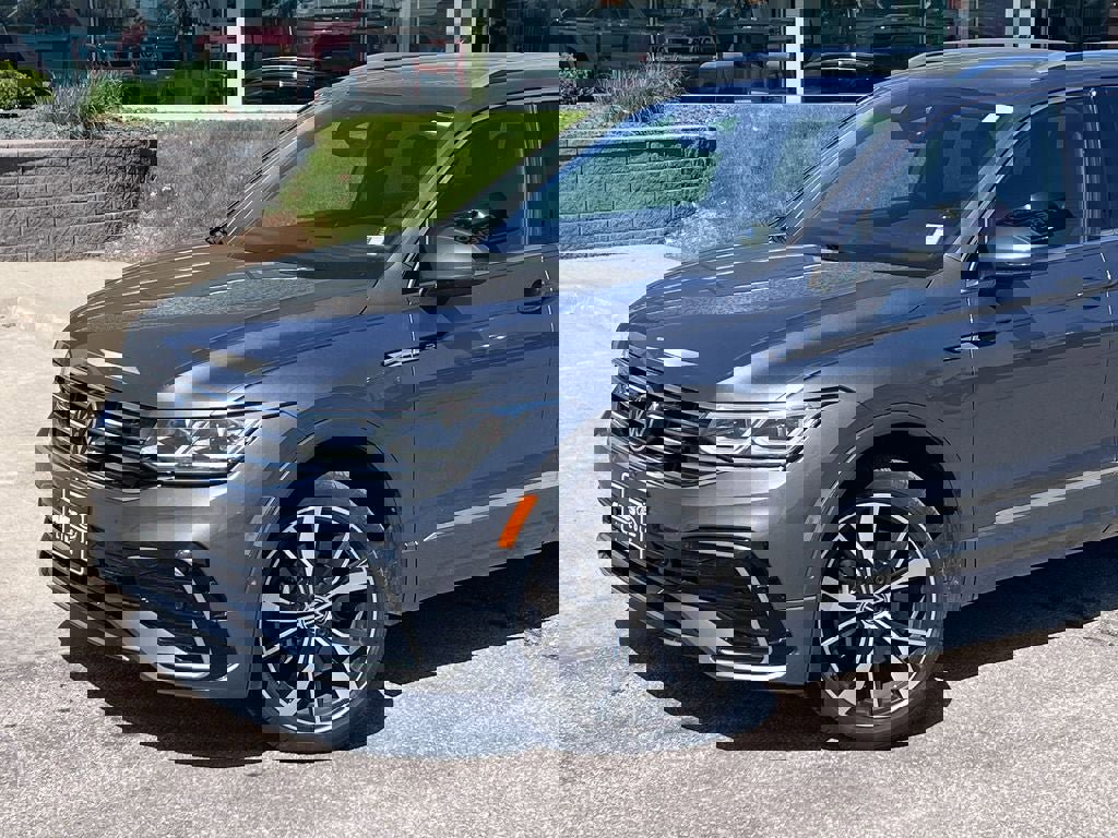 Used 2022 Volkswagen Tiguan SEL R-Line AWD/4WD image 2
