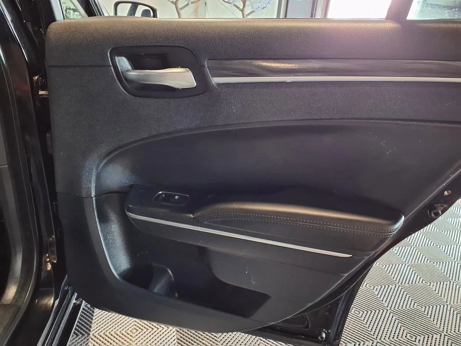 Used 2018 Chrysler 300 Touring image 9