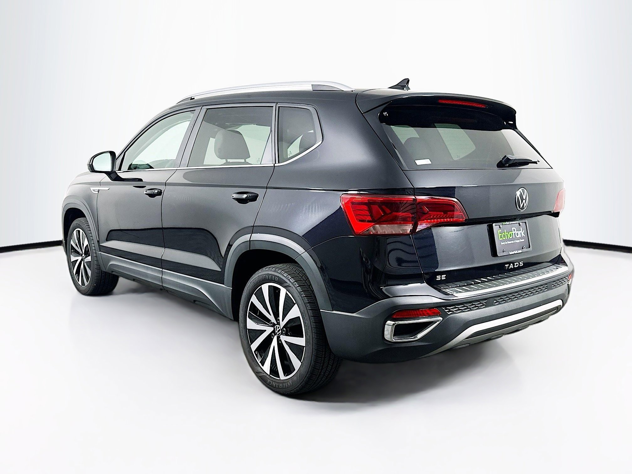 Used 2023 Volkswagen Taos SE w/ Panoramic Sunroof Package FWD image 5