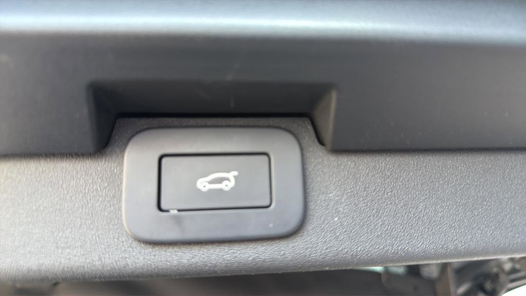 Used 2025 Land Rover Discovery S image 19