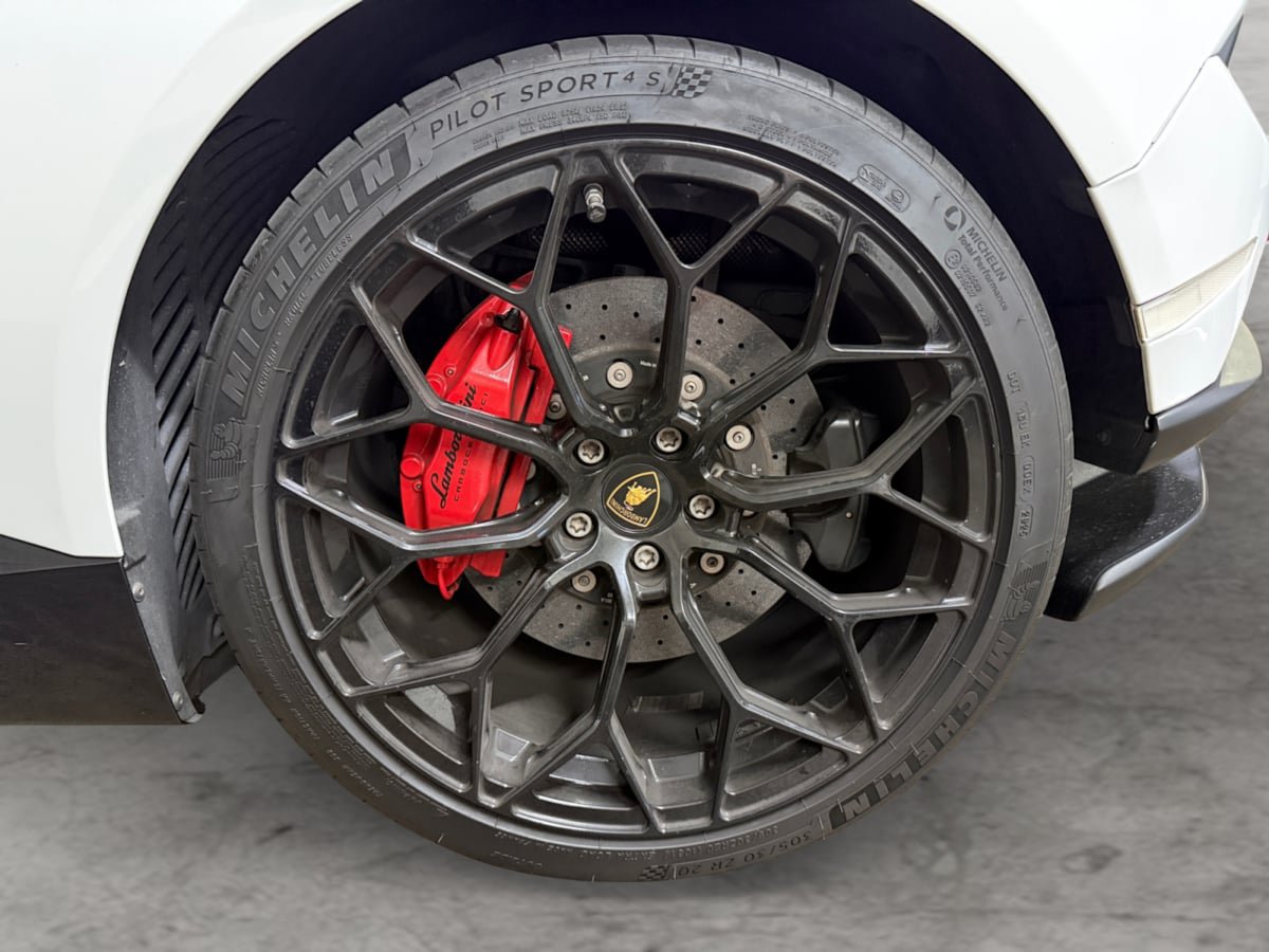 Used 2019 Lamborghini Huracan Performante AWD/4WD image 16