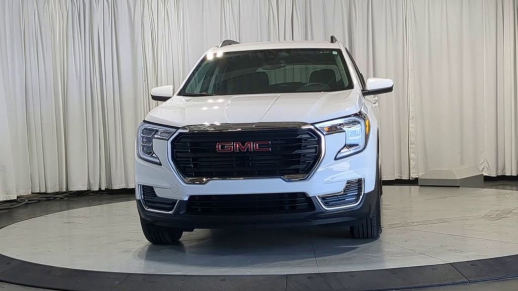 Used 2023 GMC Terrain SLE w/ Driver Convenience Package FWD image 3