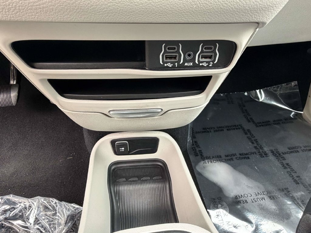 Used 2024 Chrysler Pacifica Touring-L FWD image 20