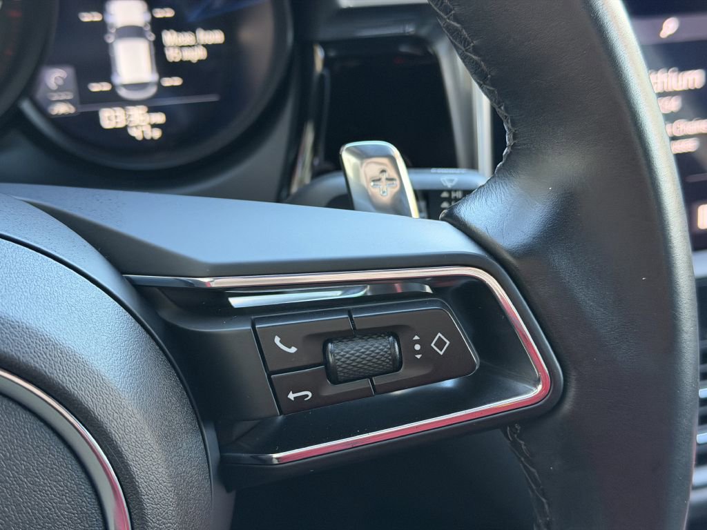 Used 2022 Porsche Macan w/ Premium Package image 37