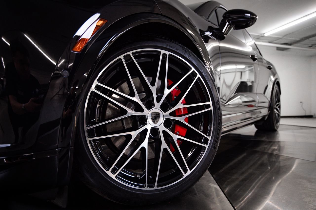 Certified 2025 Porsche Macan Turbo Electric AWD/4WD image 12