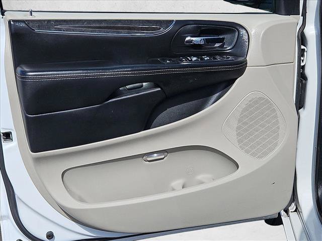 Used 2014 Chrysler Town & Country Touring FWD image 11