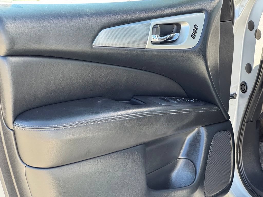 Used 2019 Nissan Pathfinder SL FWD image 9