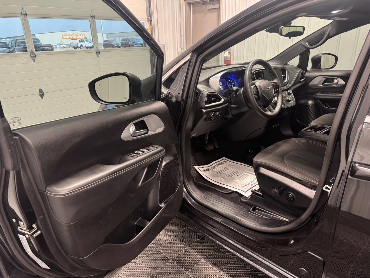 Used 2023 Chrysler Pacifica Touring image 6