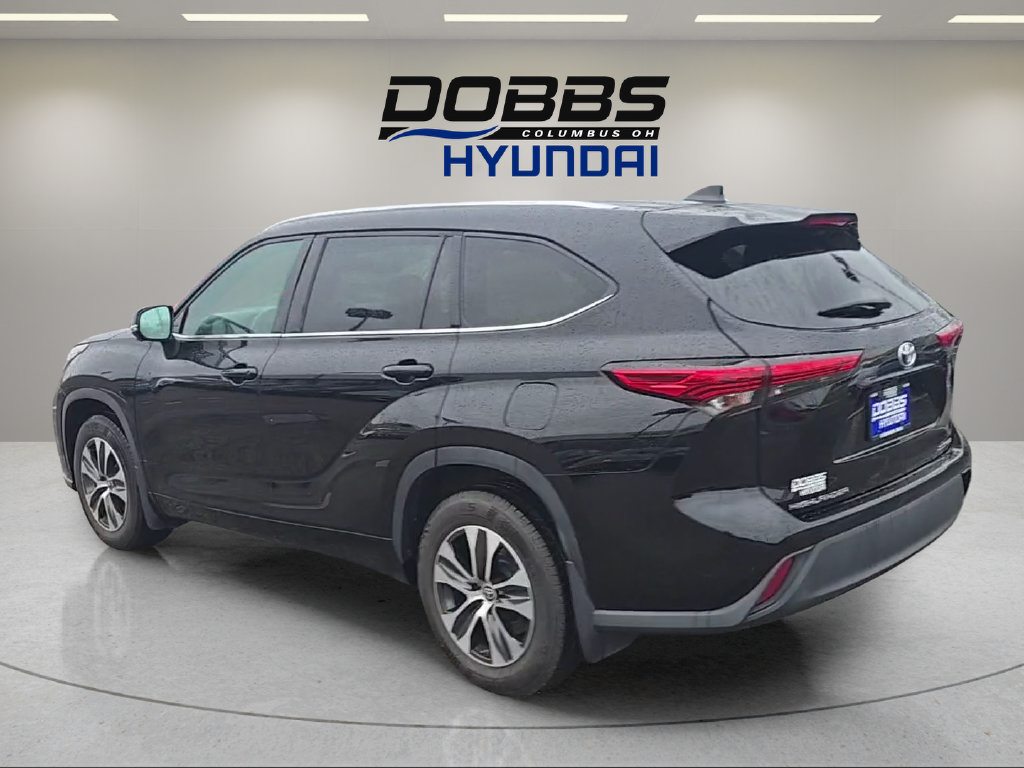 Used 2021 Toyota Highlander XLE AWD/4WD image 3