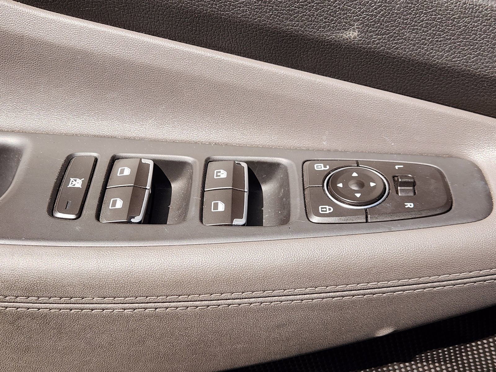 Used 2020 Hyundai Santa Fe SE image 28