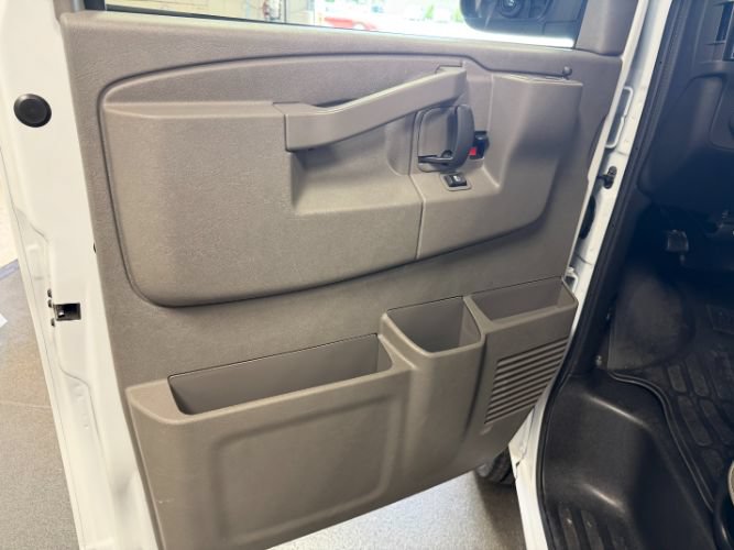 Used 2025 GMC Savana 3500 LT w/ LT Preferred Equipment Group RWD image 9