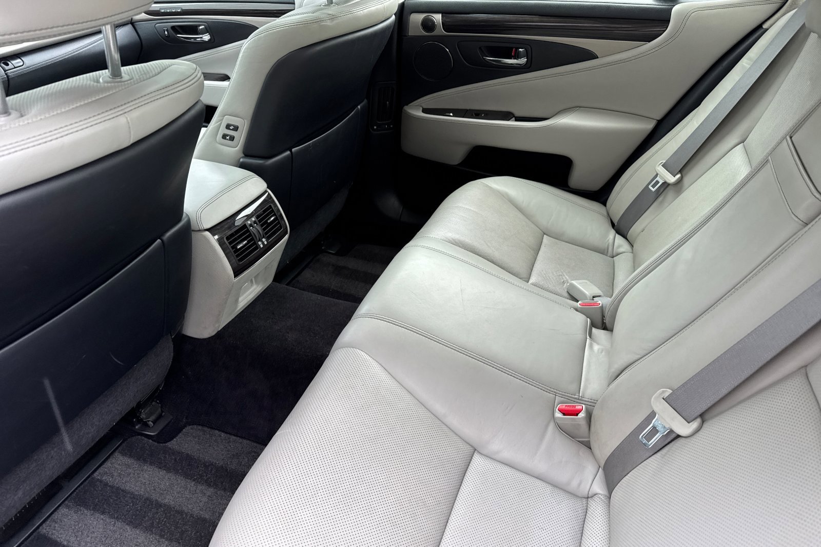 Used 2013 Lexus LS 460 w/ Comfort Pkg image 12