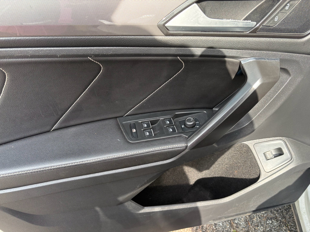 Used 2022 Volkswagen Tiguan SE w/ Panoramic Sunroof Package FWD image 14