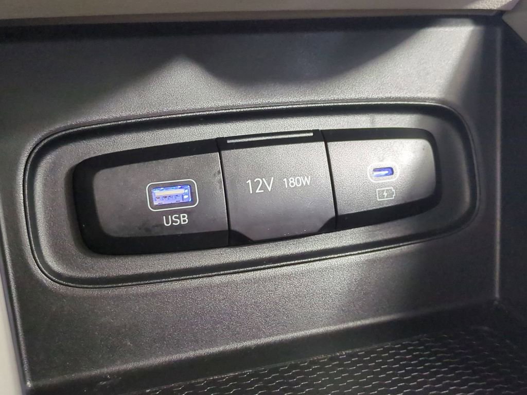 Used 2023 Hyundai Venue SEL image 26