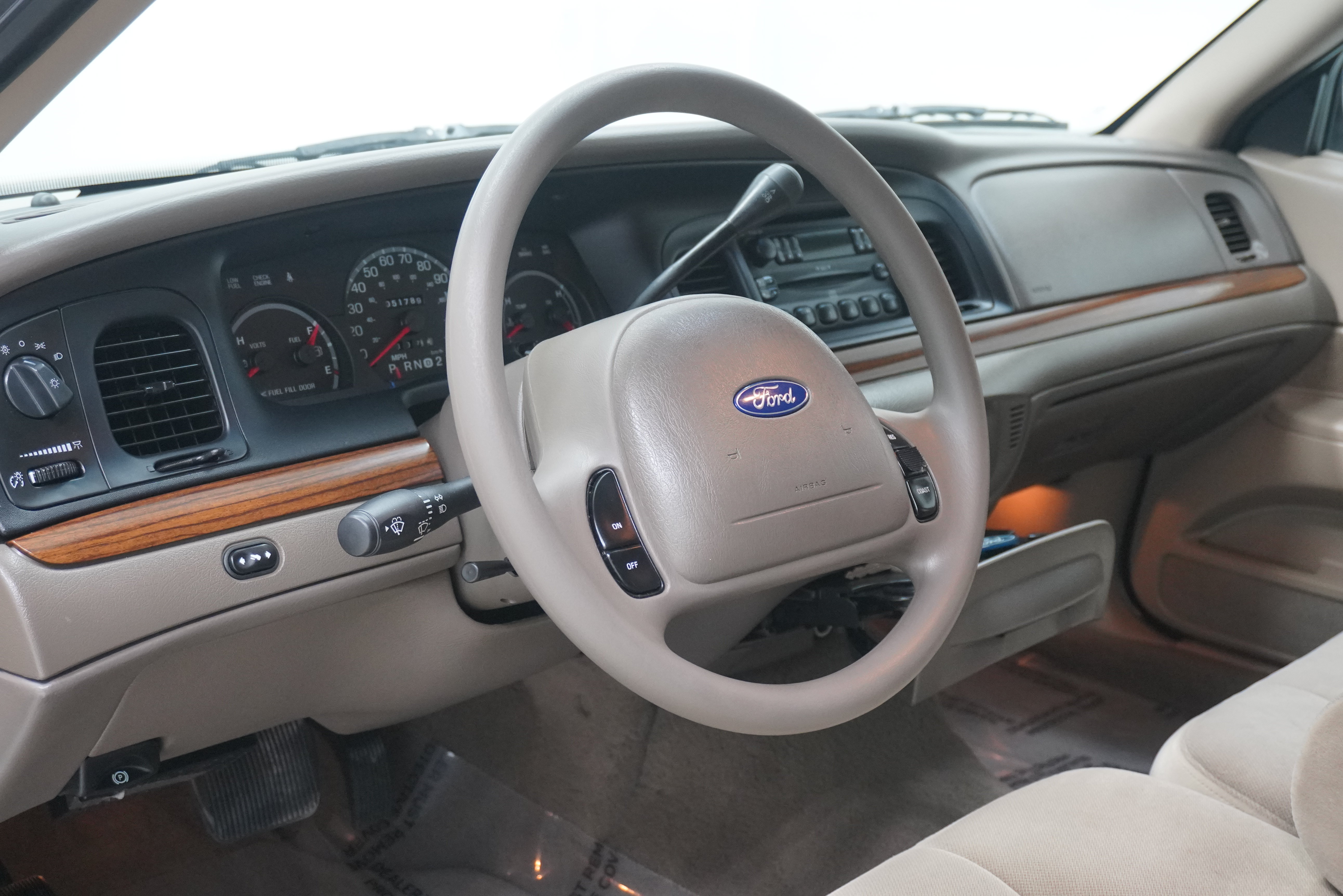 Used 2004 Ford Crown Victoria LX RWD image 8
