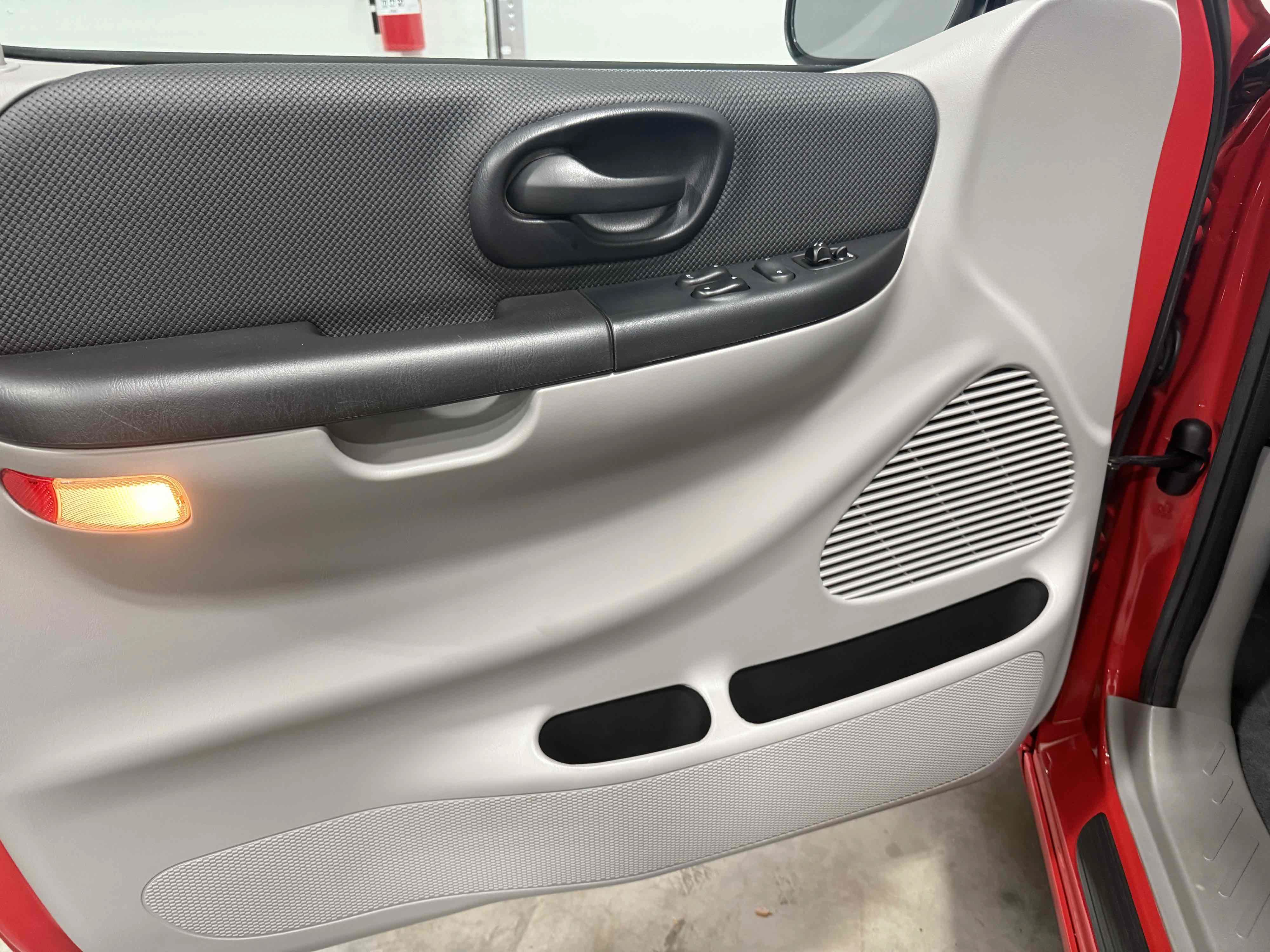 Used 2001 Ford F150 Lightning RWD image 91