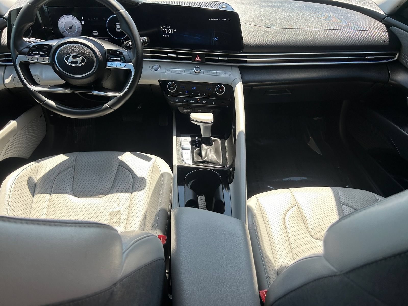 Used 2025 Hyundai Elantra Limited FWD image 16