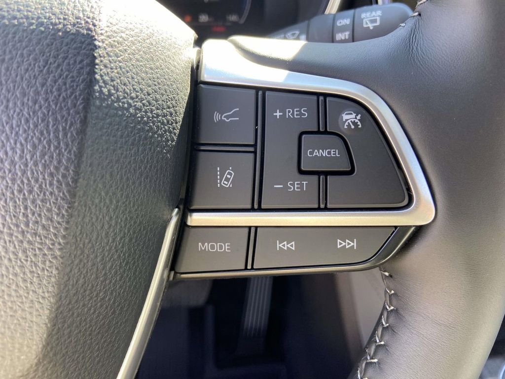 Used 2026 Toyota Highlander Limited image 35