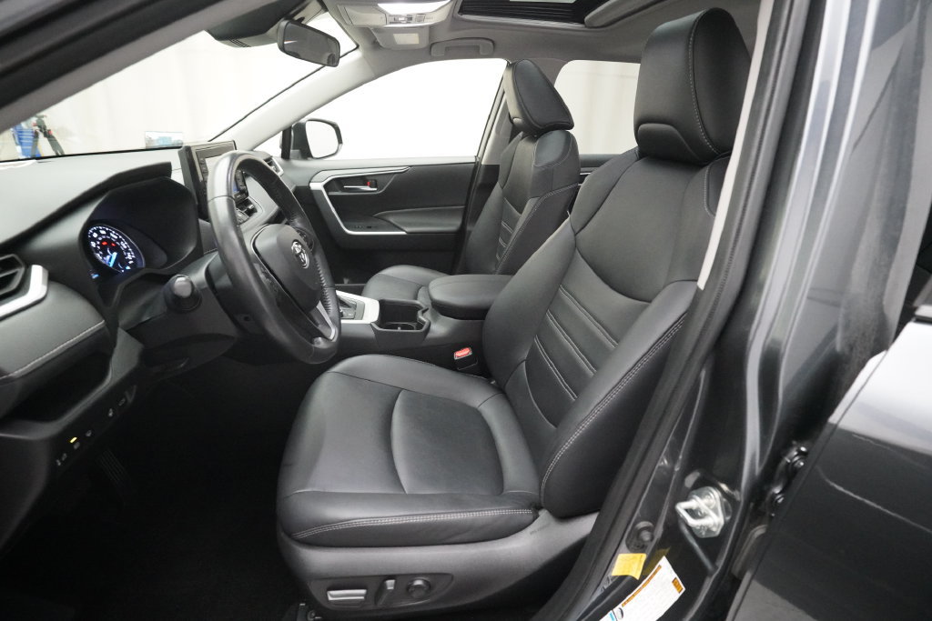 Used 2022 Toyota RAV4 XLE Premium AWD/4WD image 7