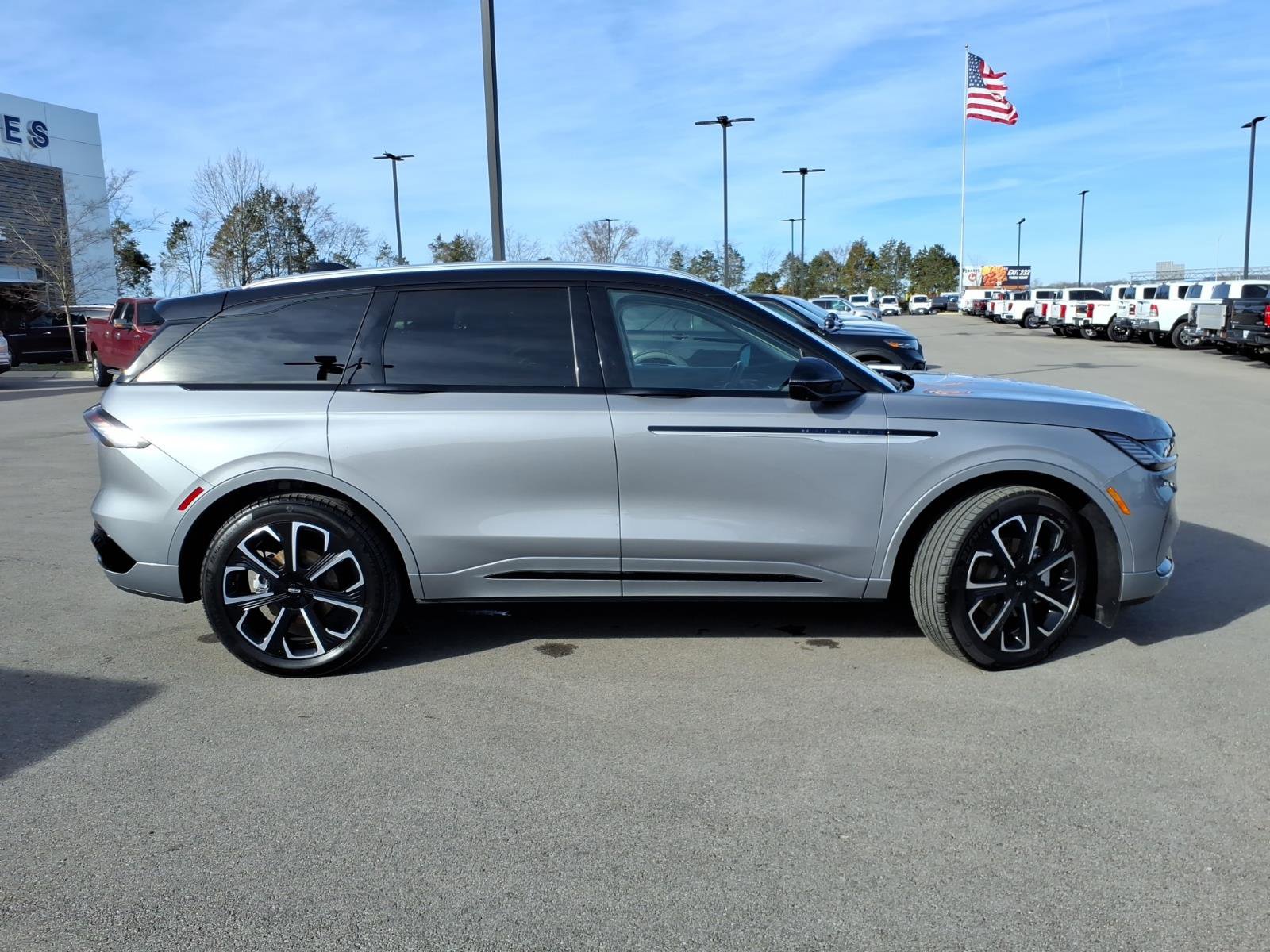 Used 2025 Lincoln Nautilus Reserve image 2