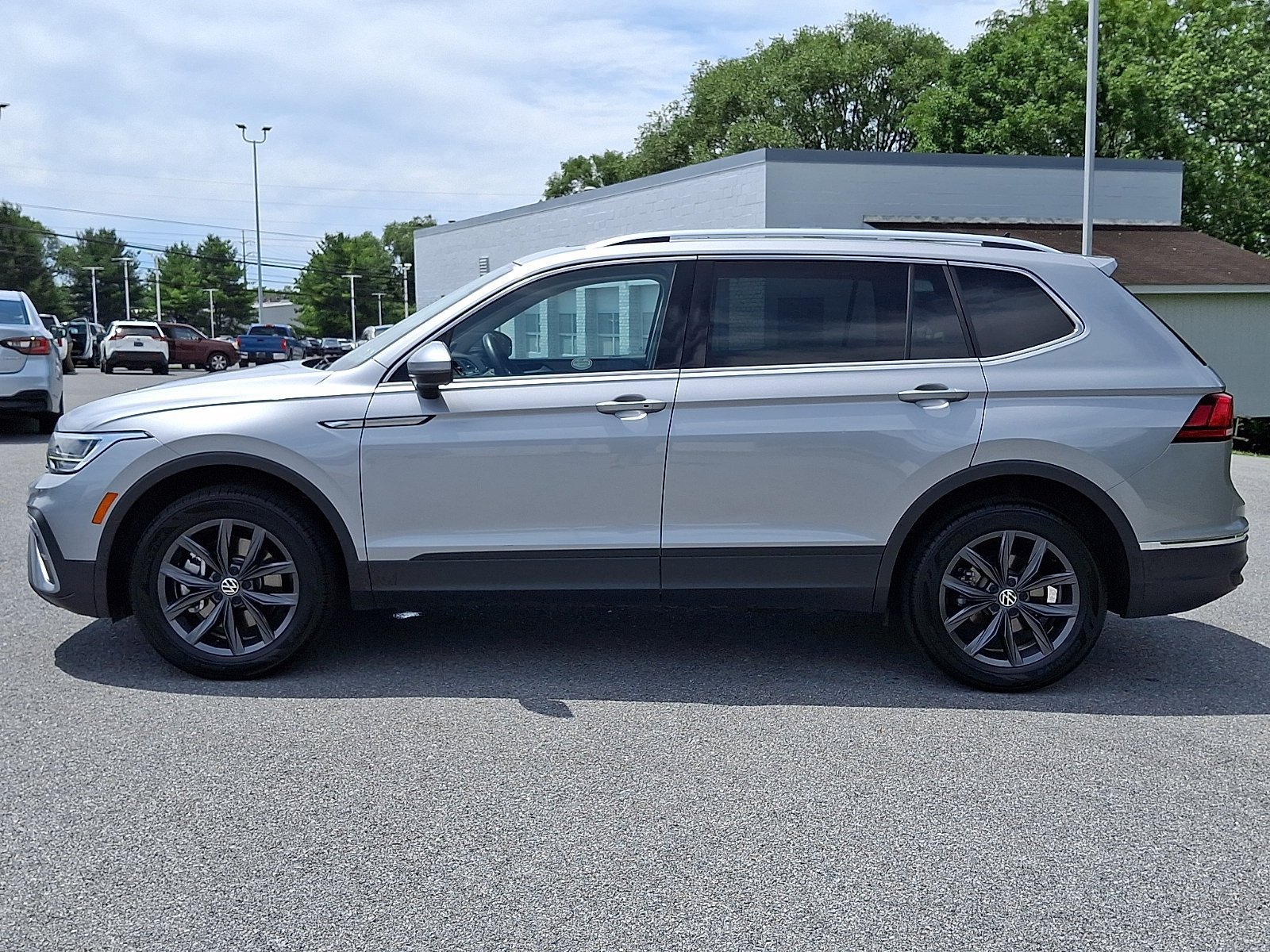 Used 2022 Volkswagen Tiguan SE AWD/4WD image 4