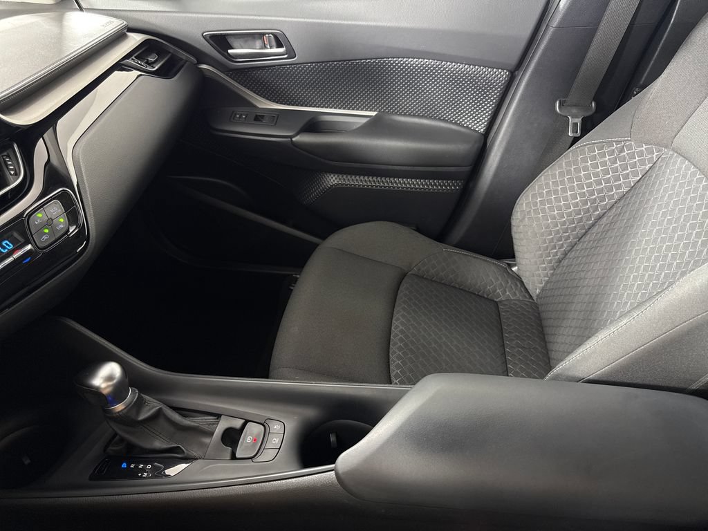 Used 2020 Toyota C-HR LE FWD image 19