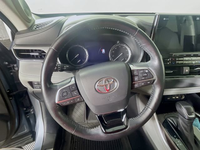 Used 2021 Toyota Highlander Platinum image 12