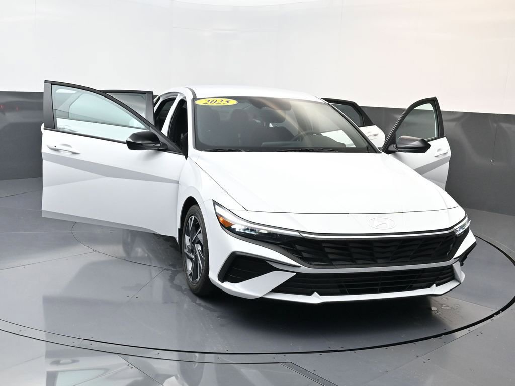 Used 2025 Hyundai Elantra Sport image 23