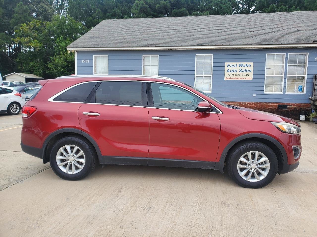Used 2017 Kia Sorento FWD w/ LX Convenience Package image 4