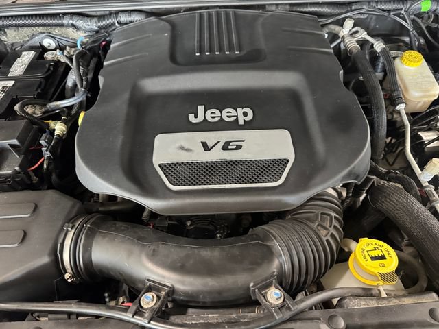 Used 2017 Jeep Wrangler Sahara w/ Connectivity Group AWD/4WD image 6