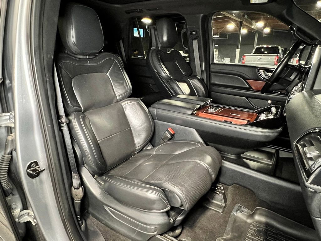 Used 2023 Lincoln Navigator Reserve AWD/4WD image 4