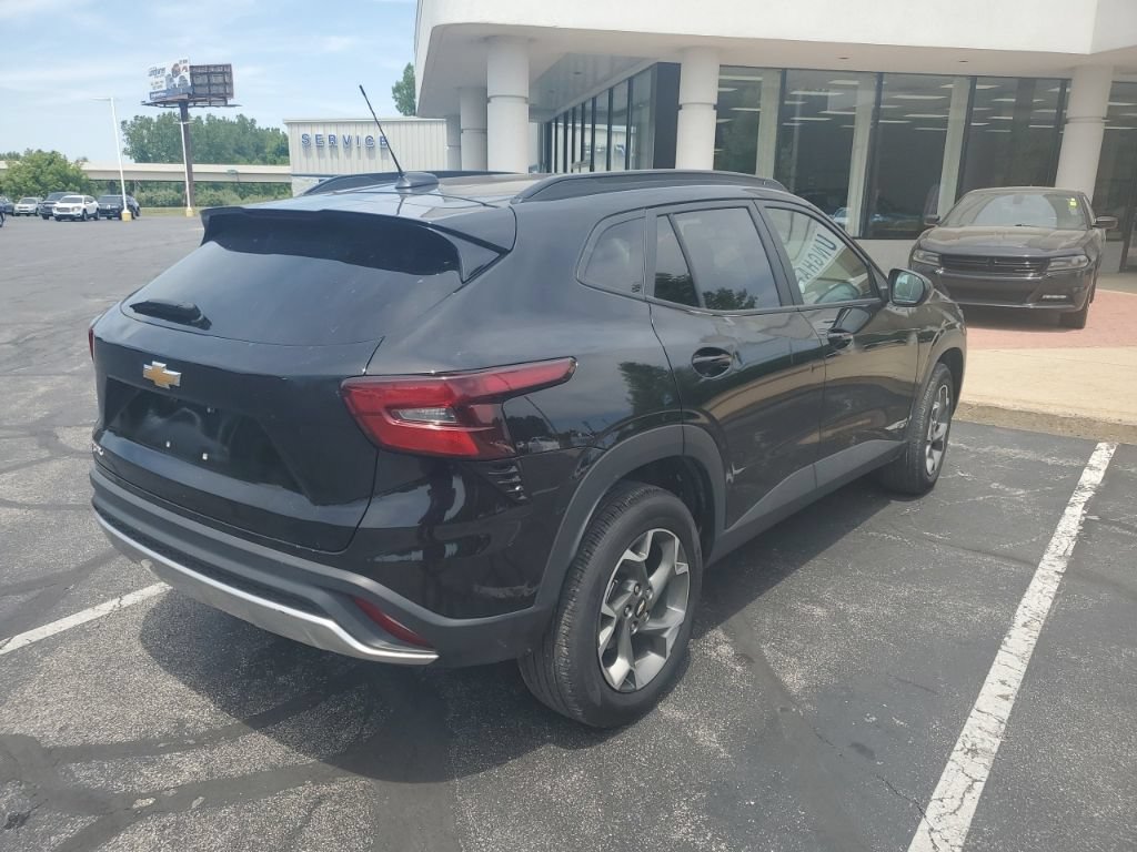 Used 2025 Chevrolet Trax LT w/ LT Convenience Package FWD image 9