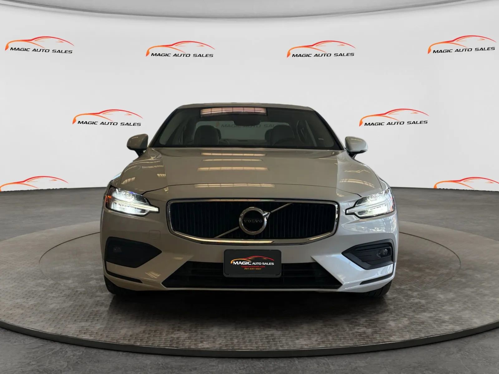 Used 2021 Volvo S60 T6 Momentum image 2
