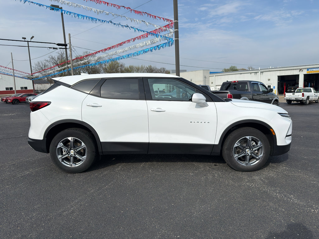 Used 2025 Chevrolet Blazer LT image 2