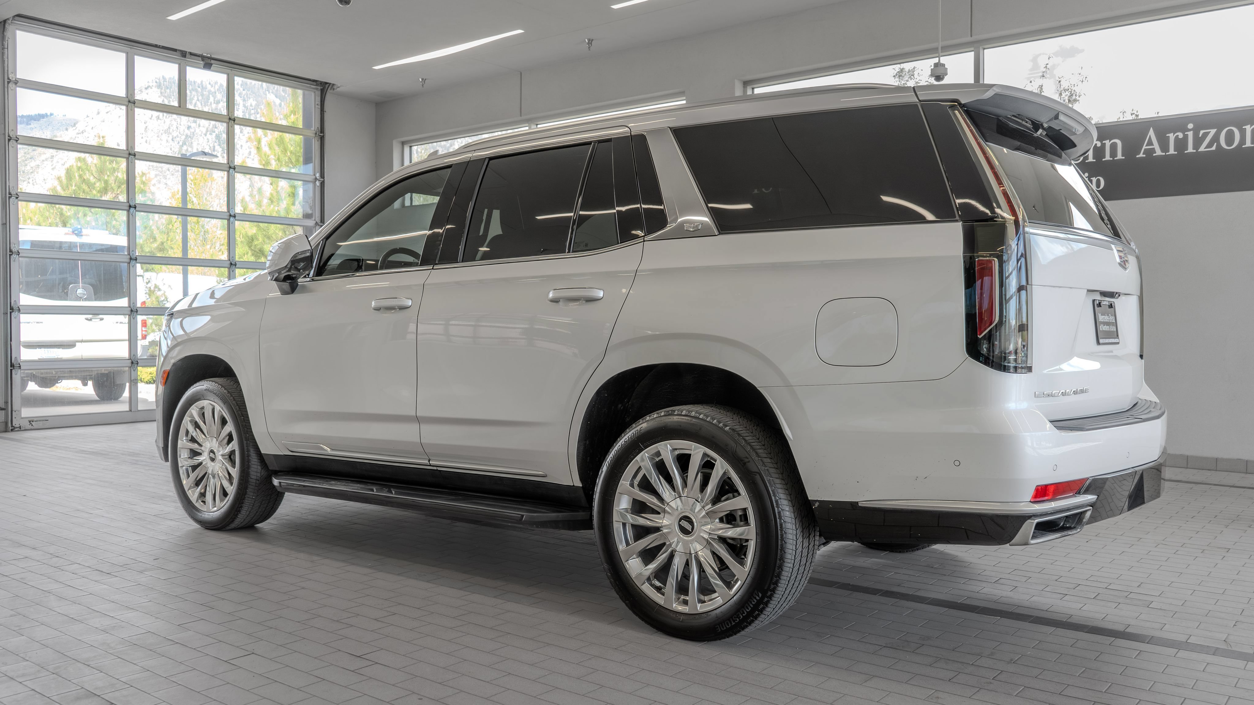Used 2023 Cadillac Escalade Premium Luxury AWD/4WD image 13