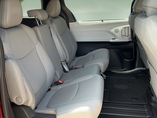 Used 2025 Toyota Sienna XLE FWD image 17