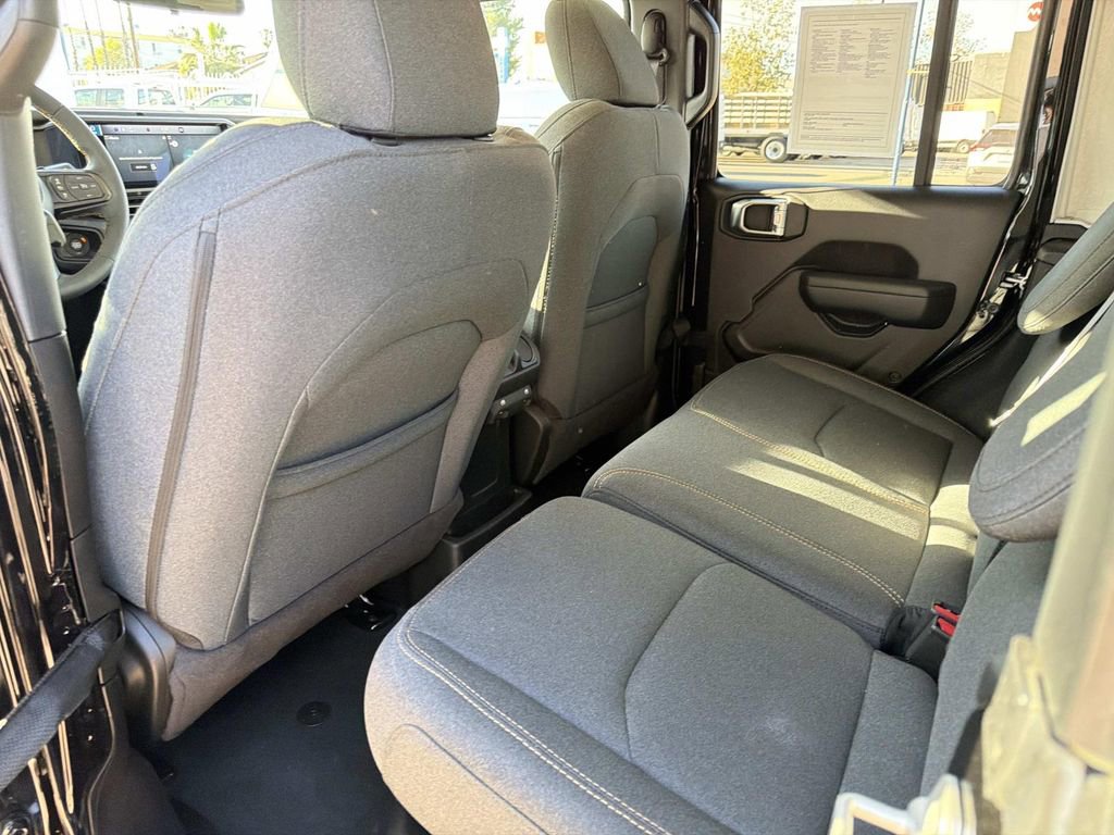 Used 2024 Jeep Wrangler Unlimited image 10