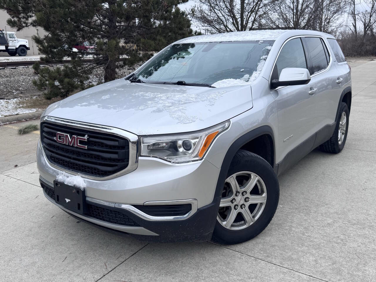 Used 2017 GMC Acadia SLE AWD/4WD image 1