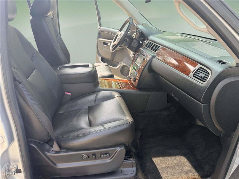 Used 2014 Chevrolet Suburban LTZ RWD image 33