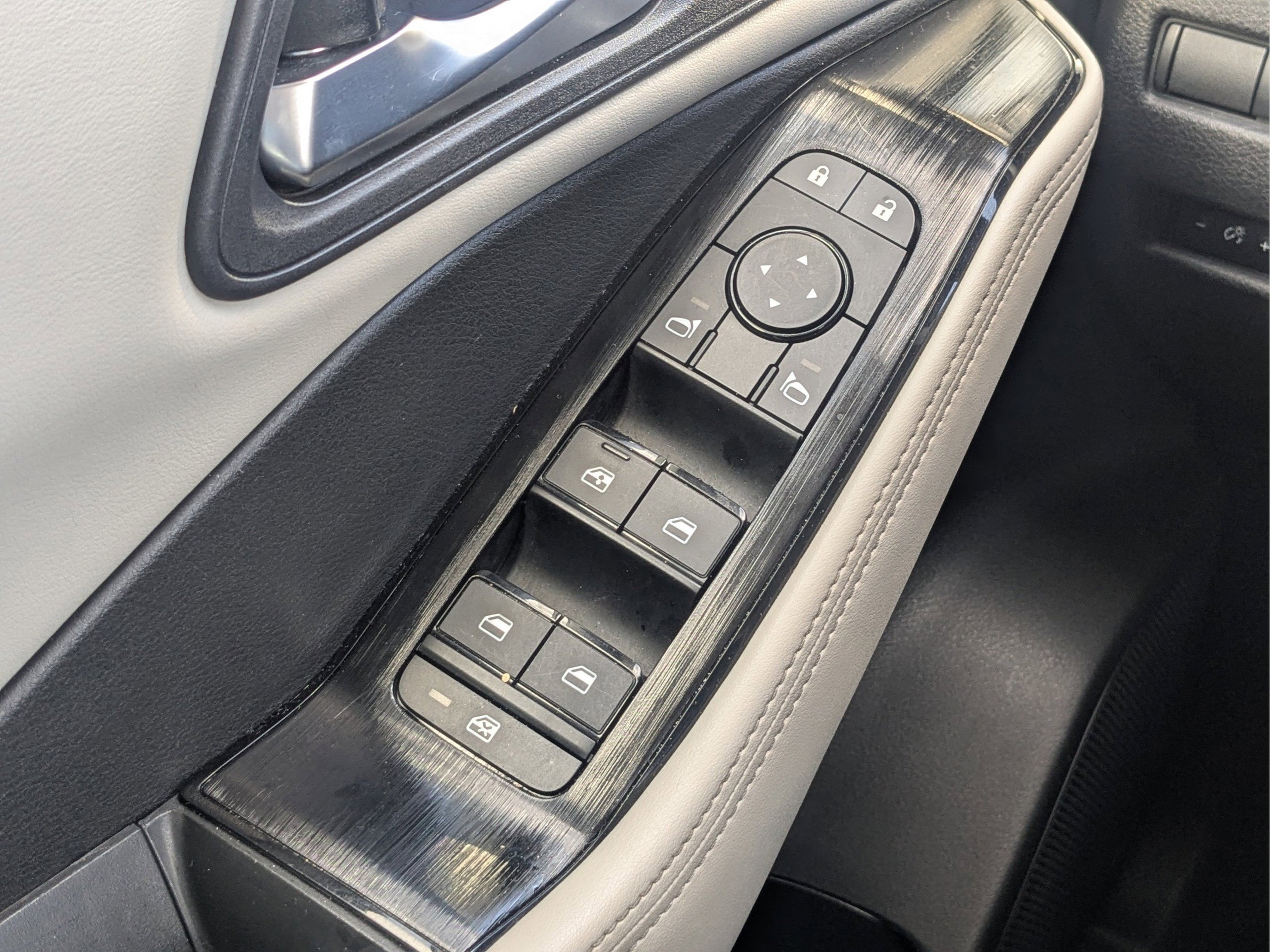 Used 2025 Nissan Rogue SV FWD image 24